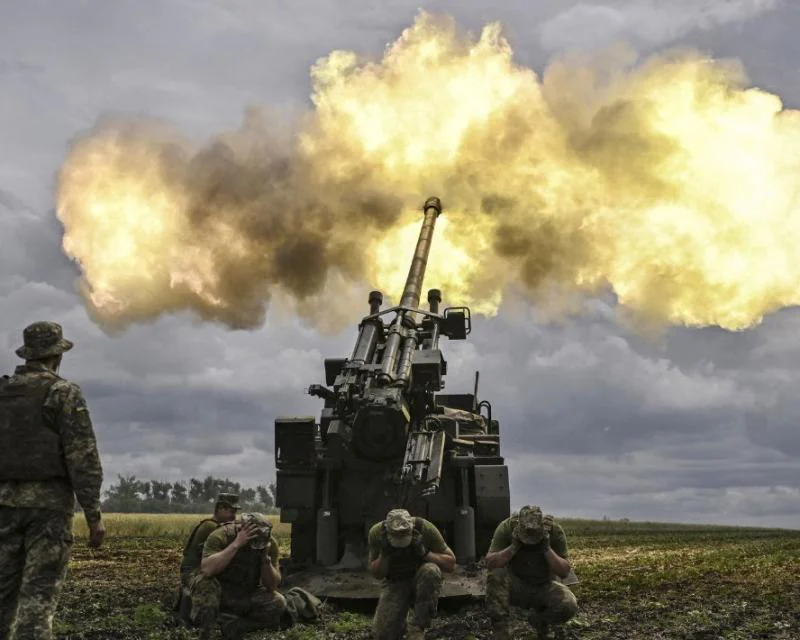 The motivations, objectives, and participants of proxy war and defensive war are different. The main difference between a proxy war and a defensive war is the nature of the conflict and the participation of the primary actors.